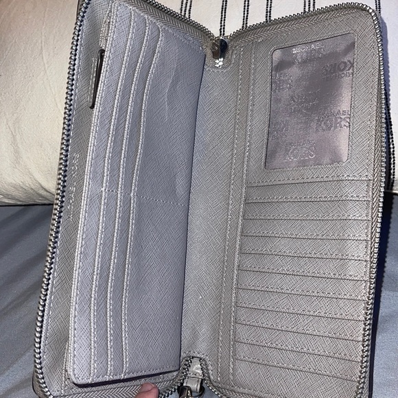 Large Michael Kors wristlet - Picture 2 of 2